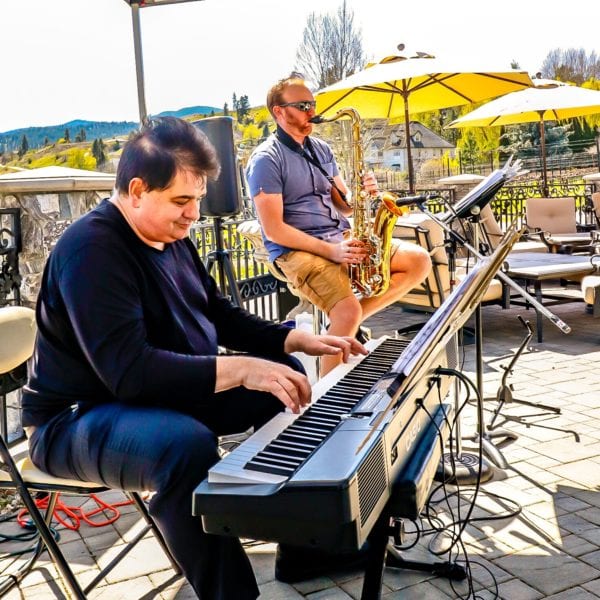 DoubleSharp band playing music on the patio of Heaven's Gate Winery